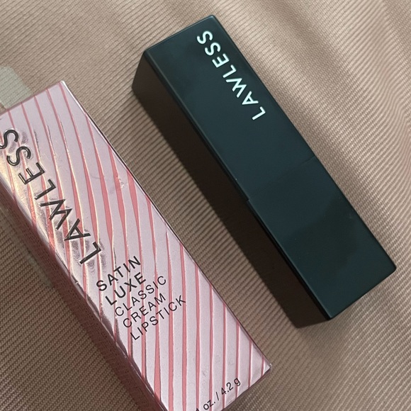 Lawless Lipstick 90s shade - Picture 3 of 5